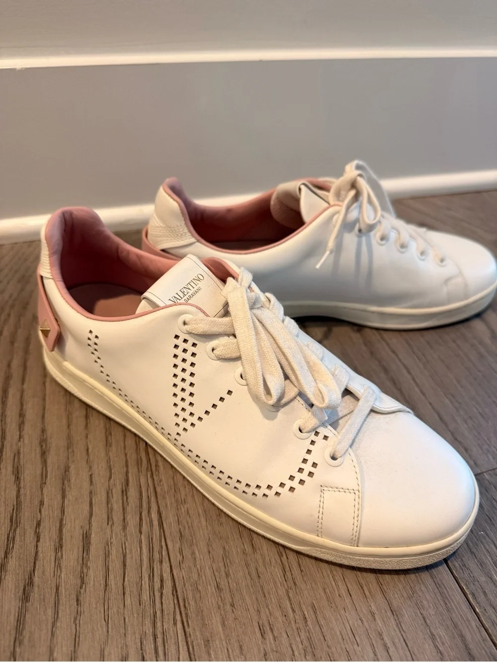 Valentino Garavani Backnet VLogo sneakers in White Blush Calfskin